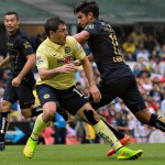 Ciudad de México, 30 de agosto de 2014. Pablo Aguilar (Ame) y Eduardo Herrera (Pum) durante el partido correspondiente a la Jornada 7 del torneo Apertura 2014 de la Liga Bancomer MX, entre los Pumas de la UNAM y las Águilas del América, celebrado en el Estadio Azteca. Foto: Imago7/Ernesto Pérez M.